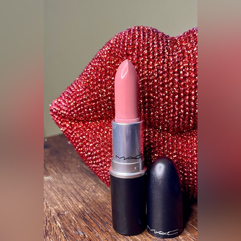 MAC lipstick A NOVEL ROMANCE cremesheen